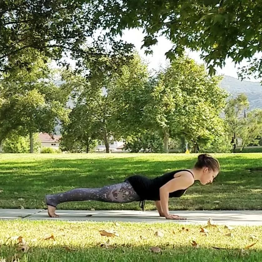 老年人才在公园锻炼?美少女练瑜伽,一不小心就会招到路人围观