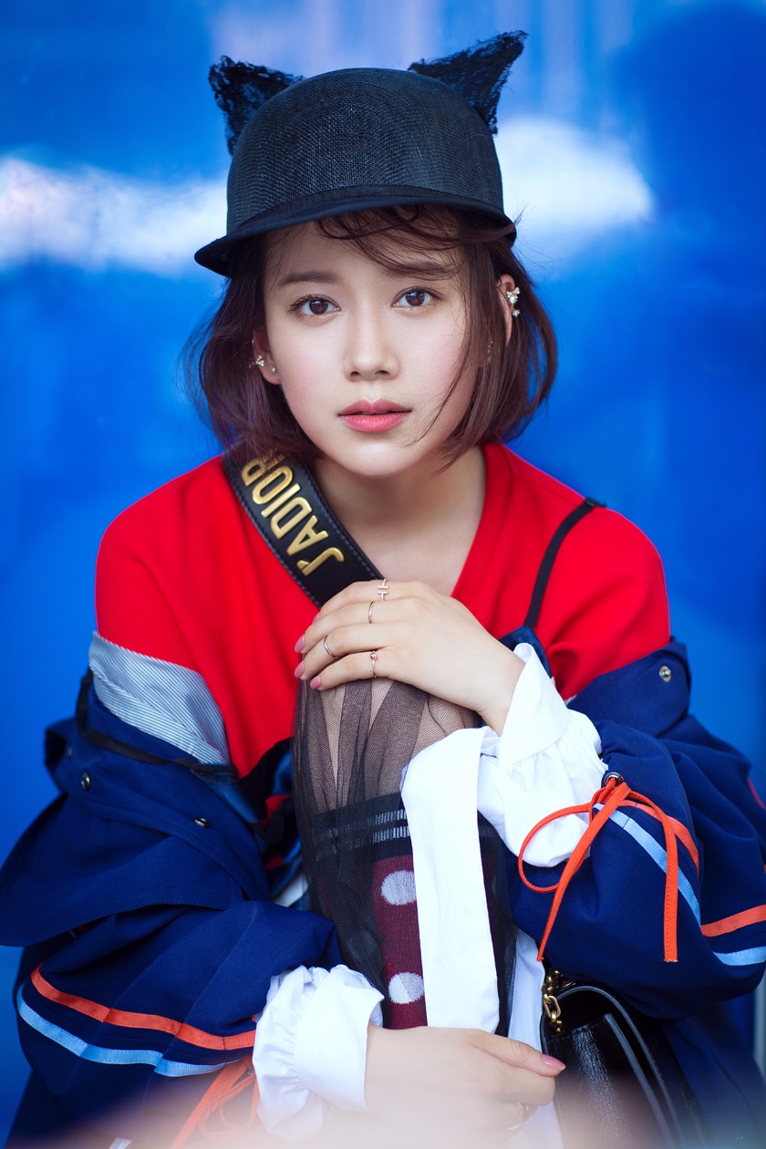 邓燕歌曝光暖冬时尚写真 徜徉冬日灵气与率真完美融合_新浪看点