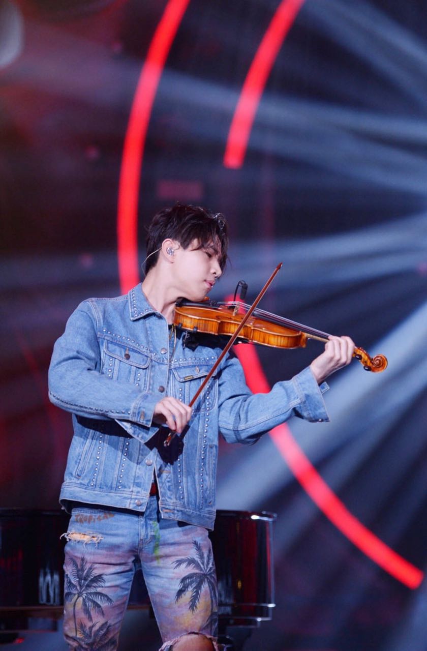 歌手刘宪华改编经典歌曲致敬mj,现场玩转多种乐器|刘宪华|歌手|致敬