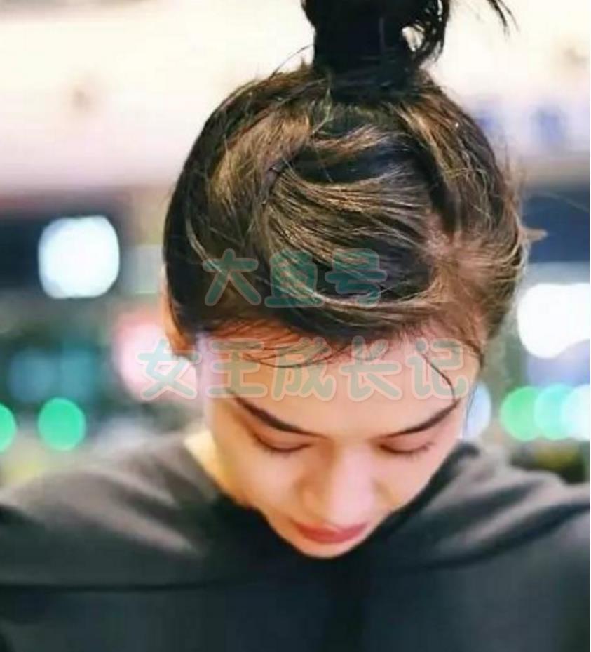 丸子头过时了赶紧学学马思纯带火的菠萝头吧