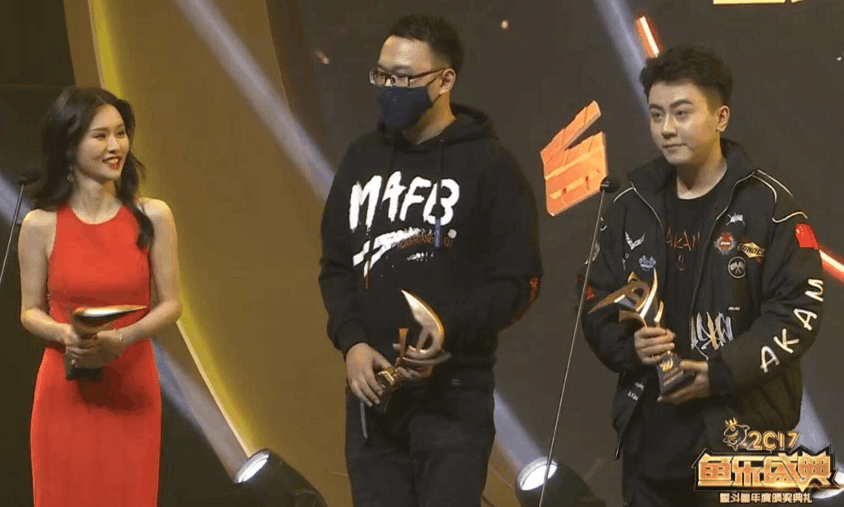 主播蛇哥背负天价违约金, 老婆北辰变卖衣服贴补家用!