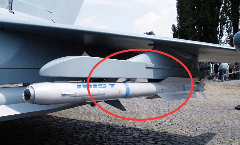 中国歼20这一技术再突破, 可挂载新型霹雳13, 美军都望尘莫及