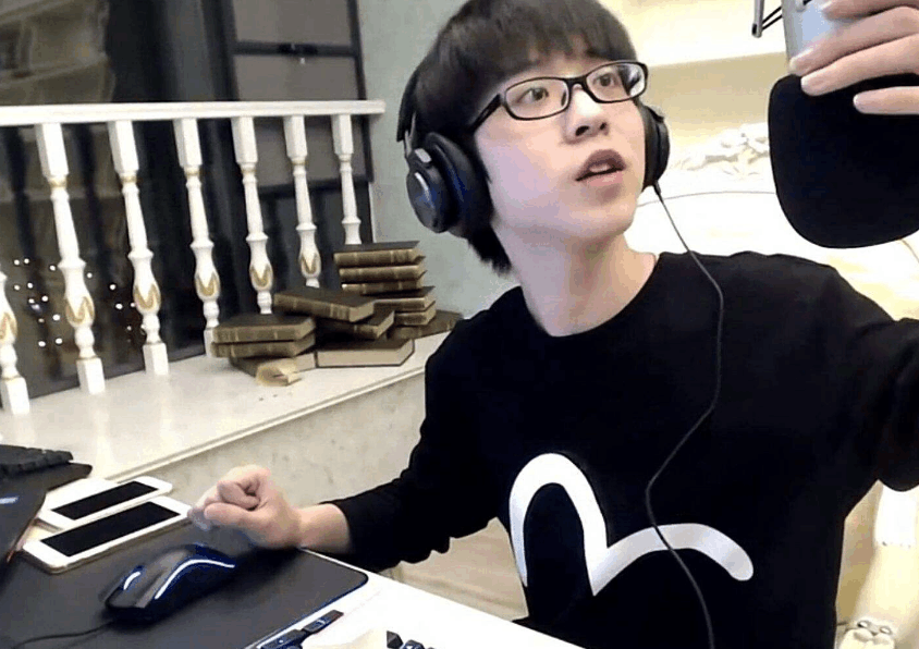 虎牙平台新年送7400万的祝福蛇哥与嗨氏感动流泪