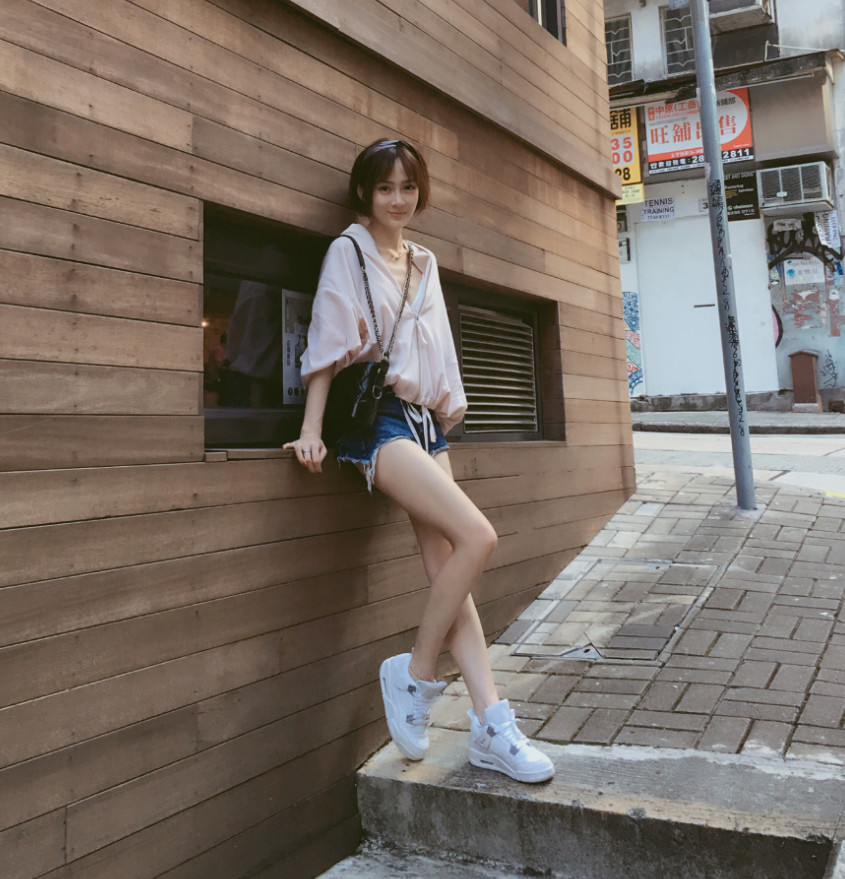 日常中的周娇用粉色上衣加牛仔裤作为搭配,上身垂坠的布料带来柔和的