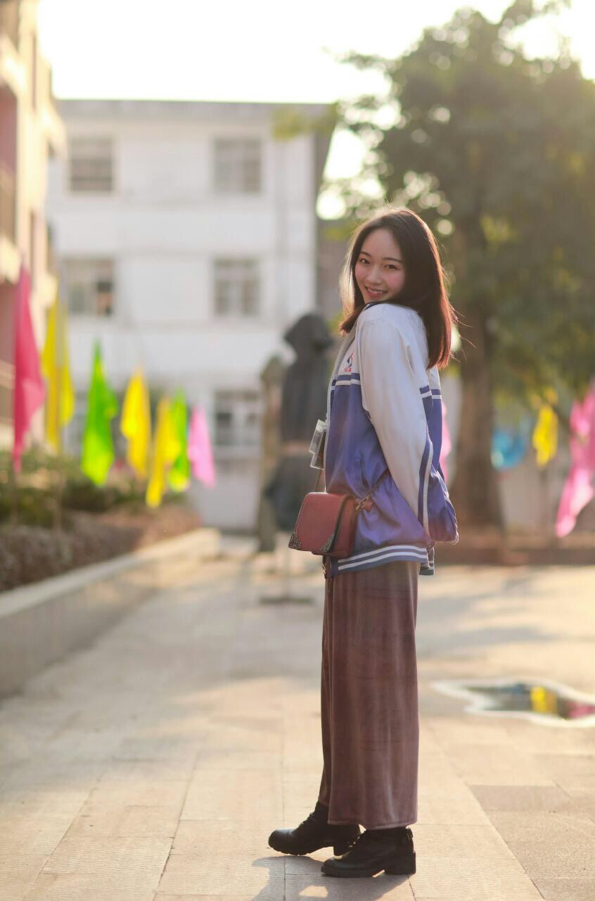 校花美女 年龄17 高三 来自四川达州 2018播表艺考生