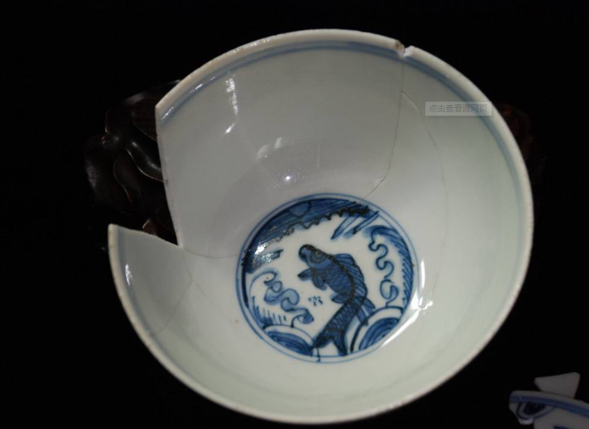 一天,有位富商来趵突泉游玩,见人们用破碗喝泉水,心想:"如此灵秀之地