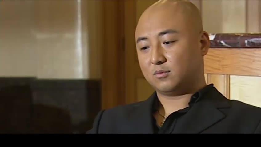 黑老大周国权找酒店老板吴天要钱,没想到被对方喊人教训