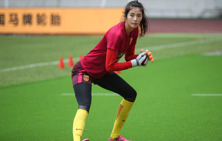 中国最美门将宣布退出国家队 名记:女足在瞎搞