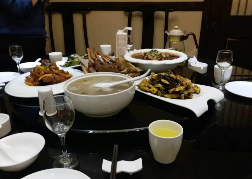 中国式聚会,正在变成人人犯愁却不得不参加的"无奈饭局"