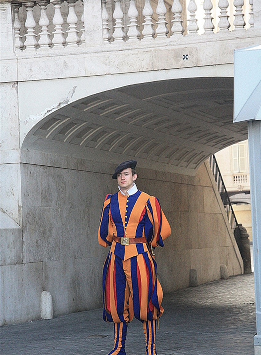 该国没有警察,只有一支禁卫队,即瑞士卫队.图为该国的公民.