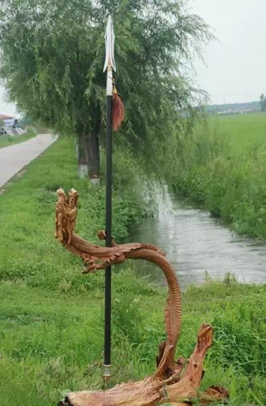 八宝陀龙枪,又叫吸水提卢枪,枪长一丈八,就像一条龙,枪身镶宝石八颗