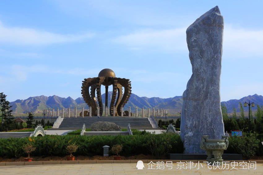 山上有大冢,世传为轩辕黄帝陵,俗称轩辕台.