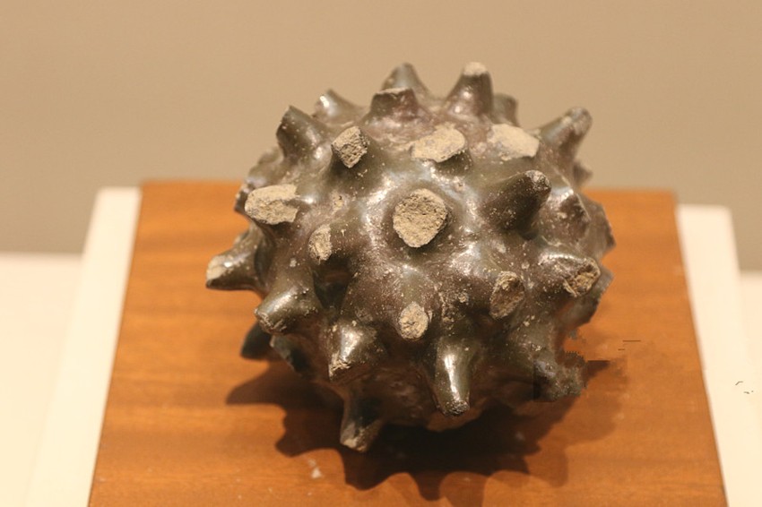 中国罕见冷兵器:实物出土,一种飞杀猛兽,一种钉入骨头必死