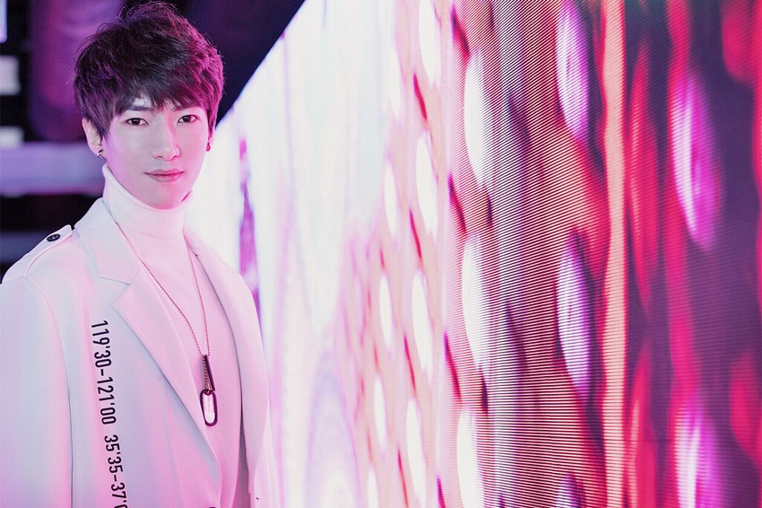 当晚,孙一杰一席白色长款大衣内搭同色高领毛衣配黑