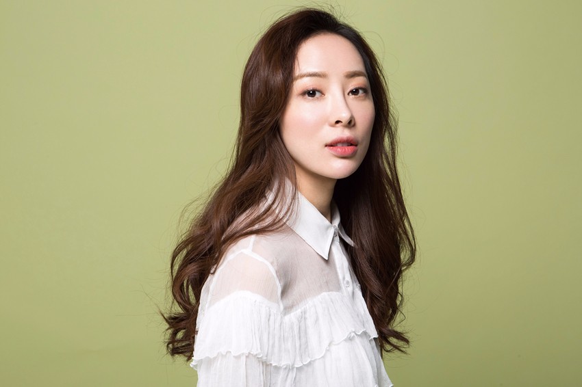 童苡萱ol风知性写真 透视衬衣小秀性感