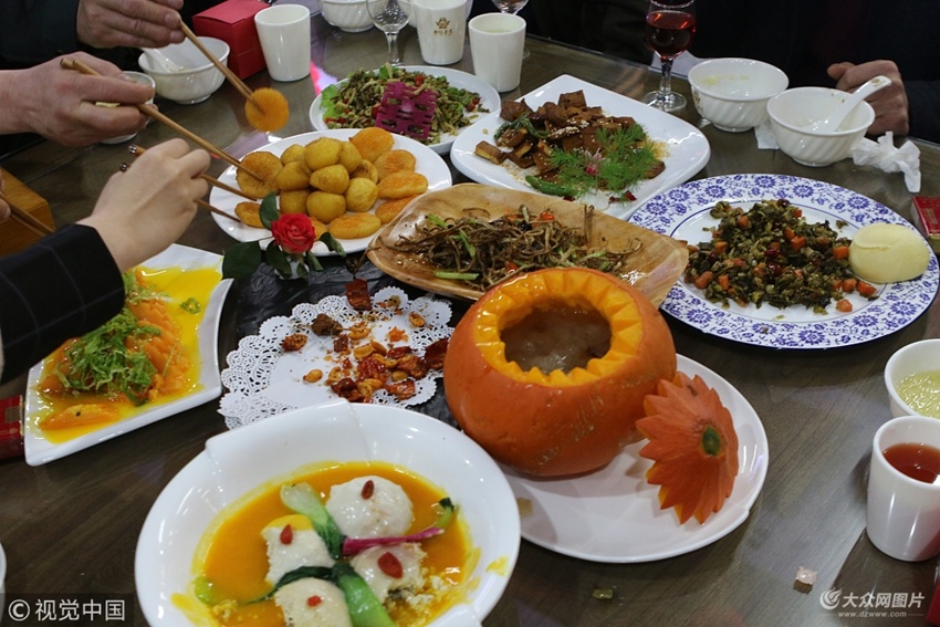 日照:新婚夫妻办别样婚礼 20道菜全是素食|素食|大典|婚宴_新浪网