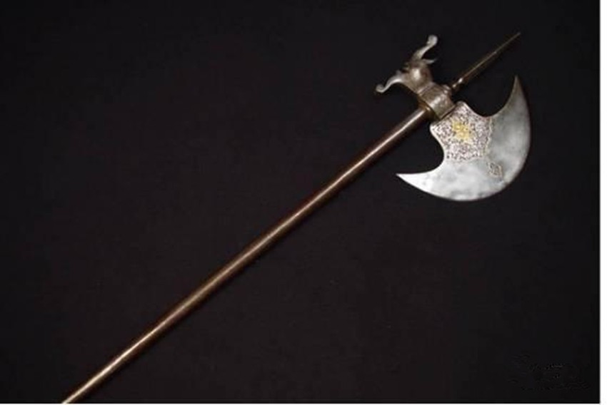 车轮板斧.中国古代一种猛将用的兵器,因大如车轮而得名.