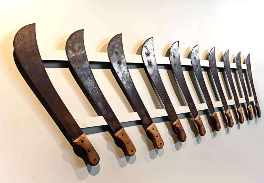 它属于片刀,中国称之为"片砍",刀体较轻,但很灵便.