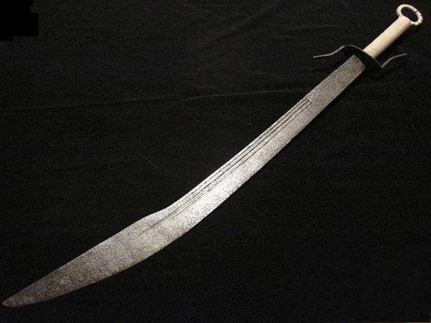 因其形如鱼头,故名.此刀全长三尺,乃是少林高僧所用兵器.