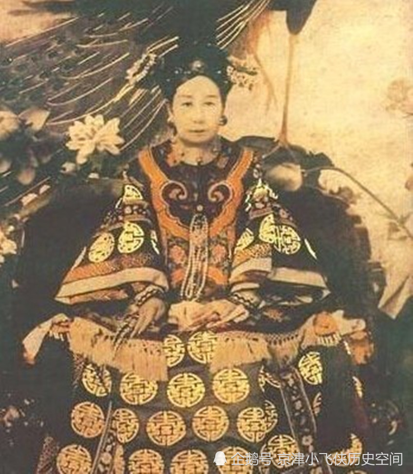 慈安是咸丰帝的皇后,因为没有生儿子,慈禧才占了便宜.