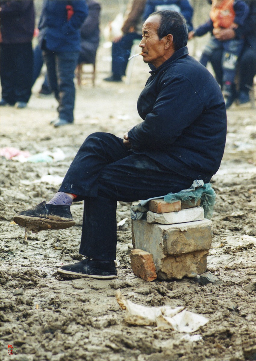 老照片:十四年前的冬日,老百姓在泥泞中看戏