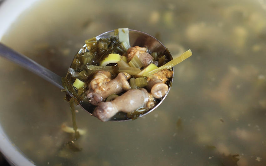 这汤叫咸菜海葵汤,据说同样非常滋补.不是说海葵有毒的吗?