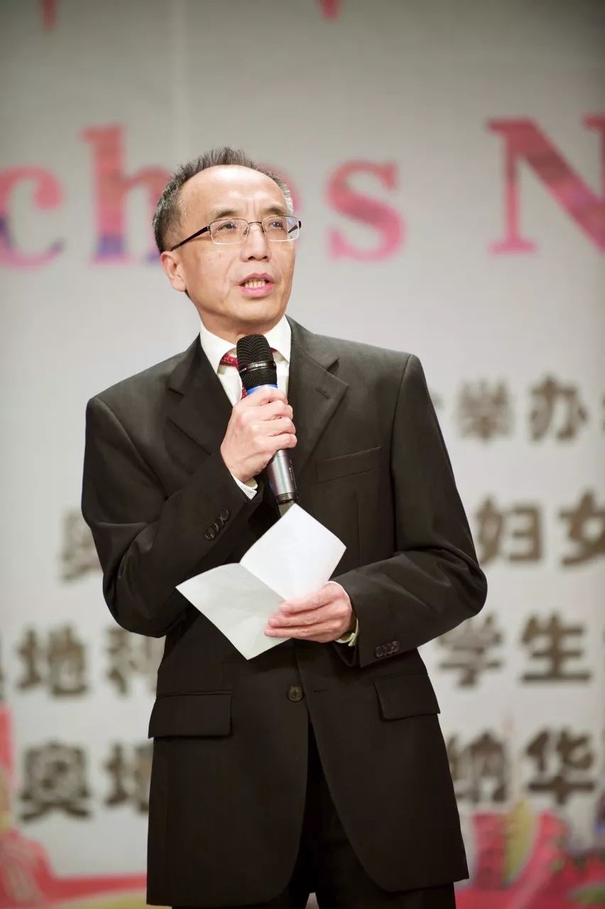 首先,由中国驻奥地利大使李晓驷上台致辞,他在致辞中代表驻奥使馆向