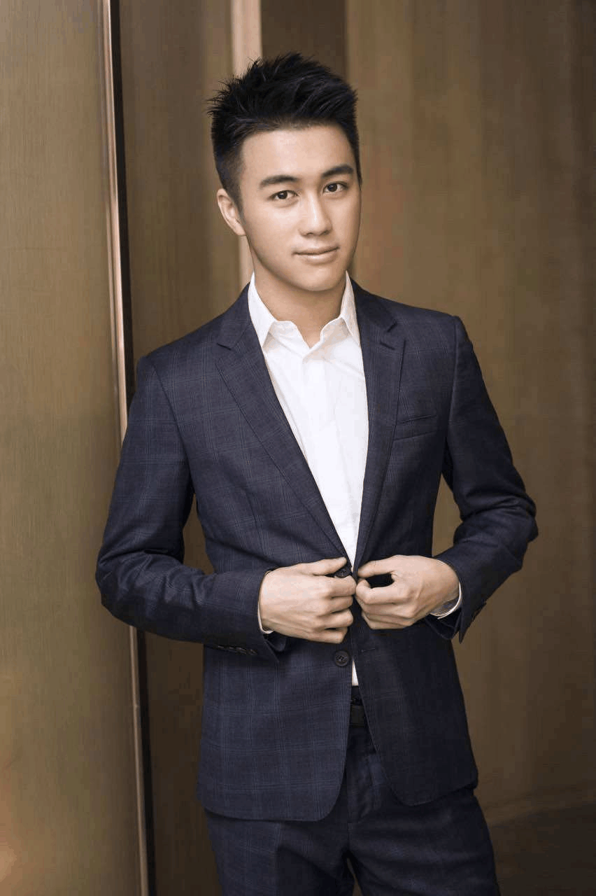 释小龙瘦了之后, 撞脸赌王之子何猷君, 可能奚梦瑶都分不清