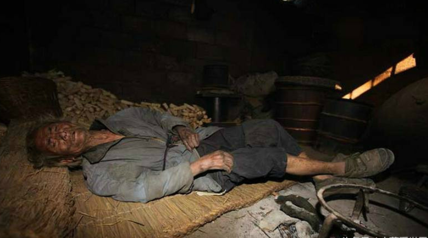 拾荒老人默默躺床上等死 只想多看一眼这个世界