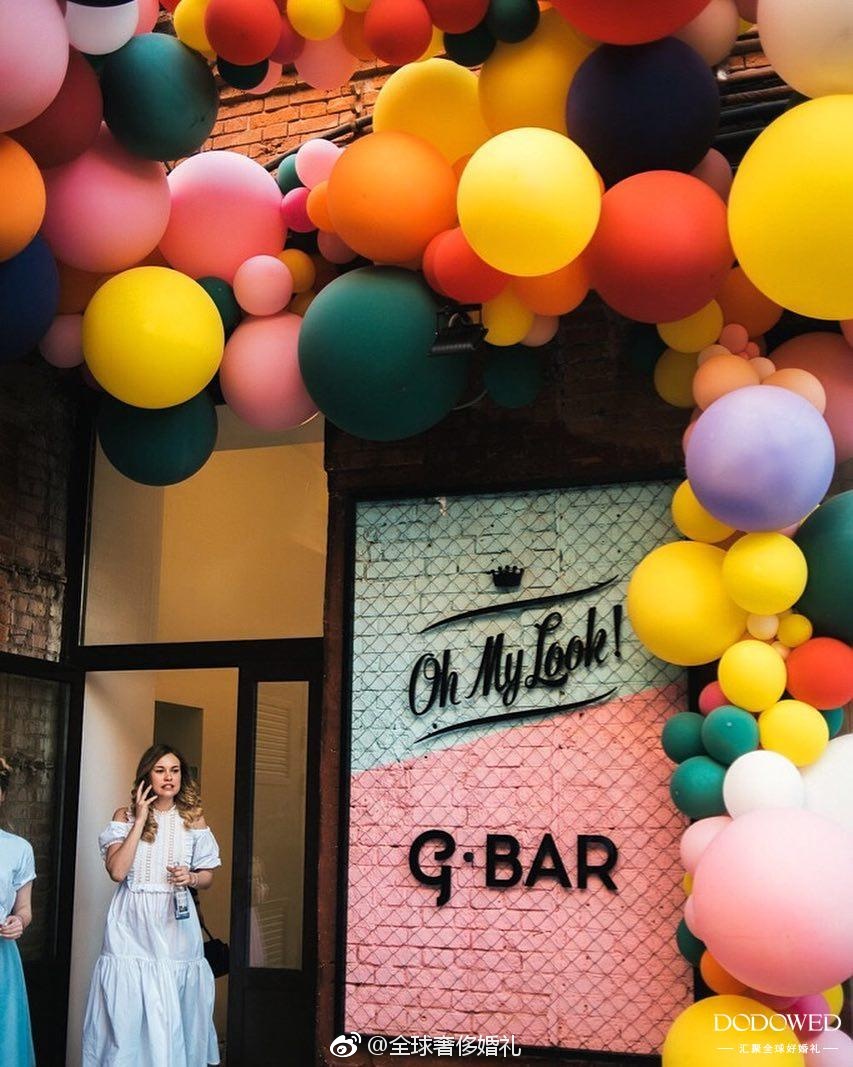 用缤纷的气球做门口装饰最能烘托氛围啦
