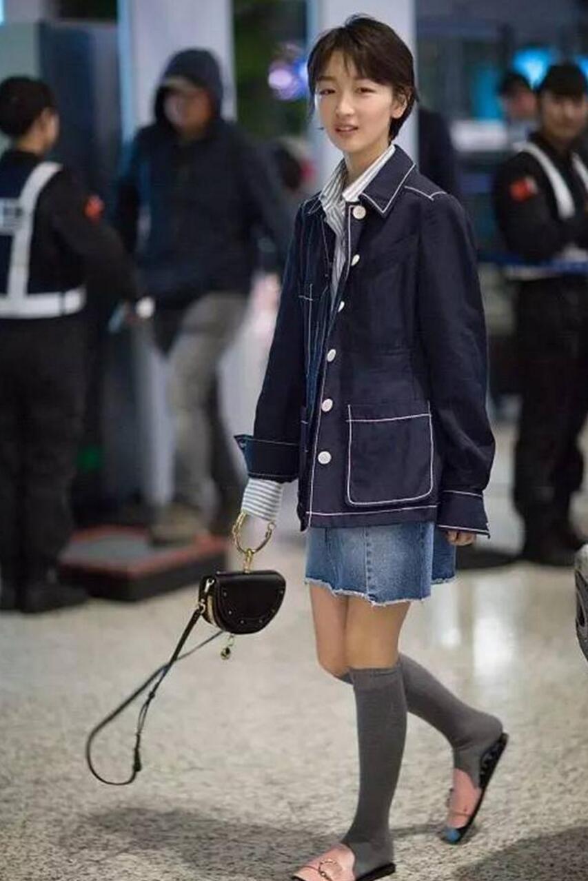 周冬雨这个时尚精,都能把袜子玩儿的时尚透!