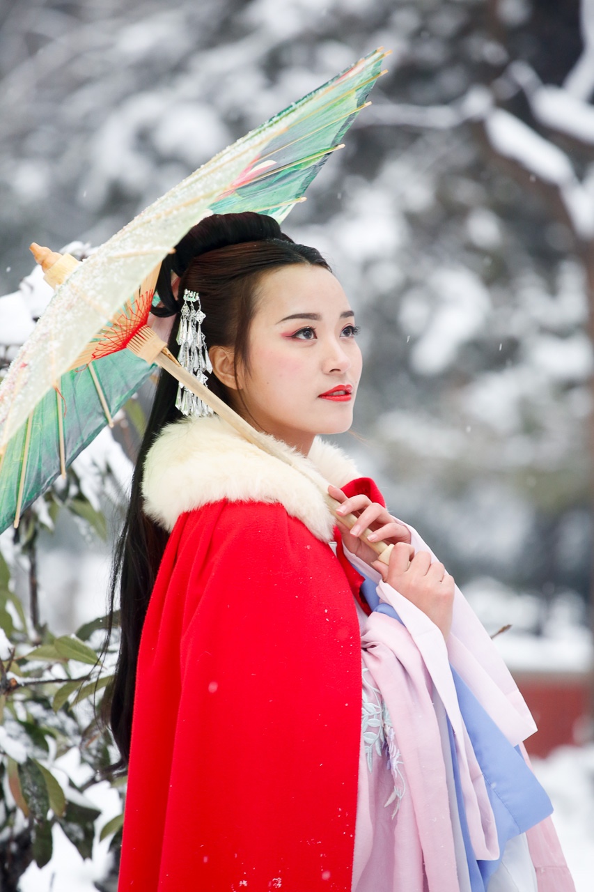 浓浓穿越感西安女孩穿古装大雁塔拍雪景引围观