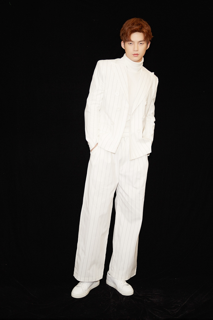 近日,董力一袭白色西装现身某时尚盛典,身材高挑的他完美驾驭宽松竖