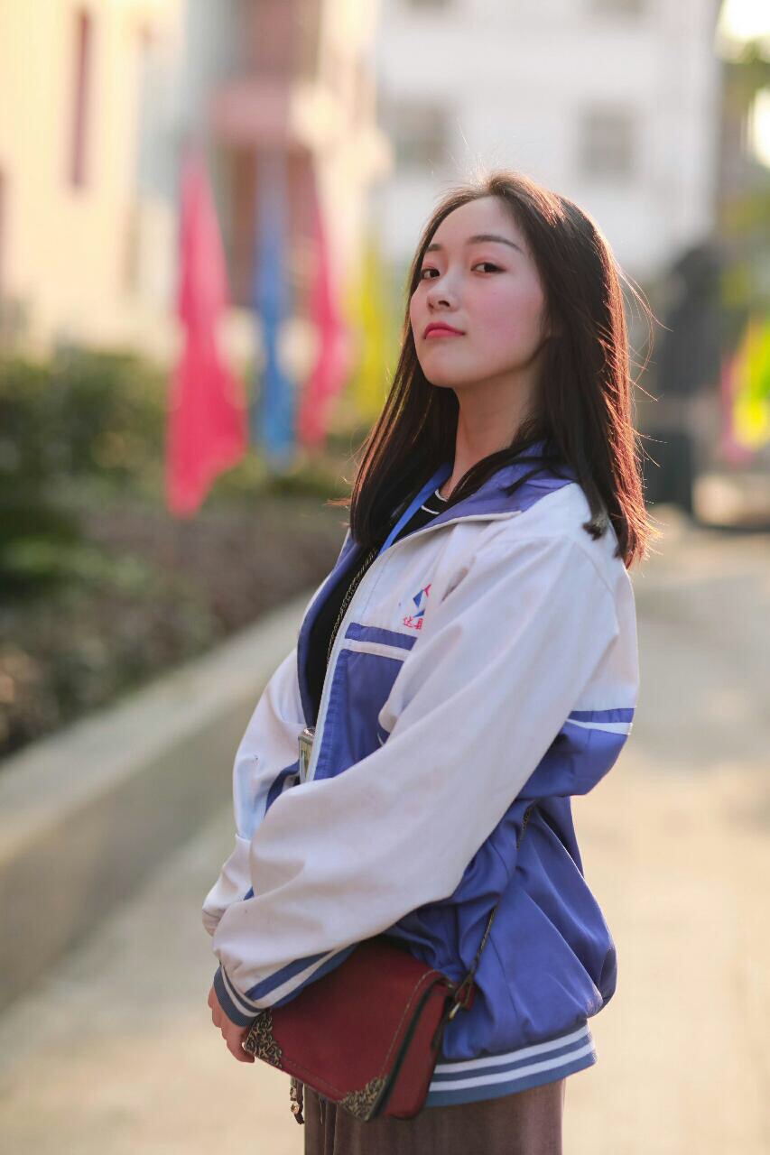 校花美女 年龄17 高三 来自四川达州 2018播表艺考生