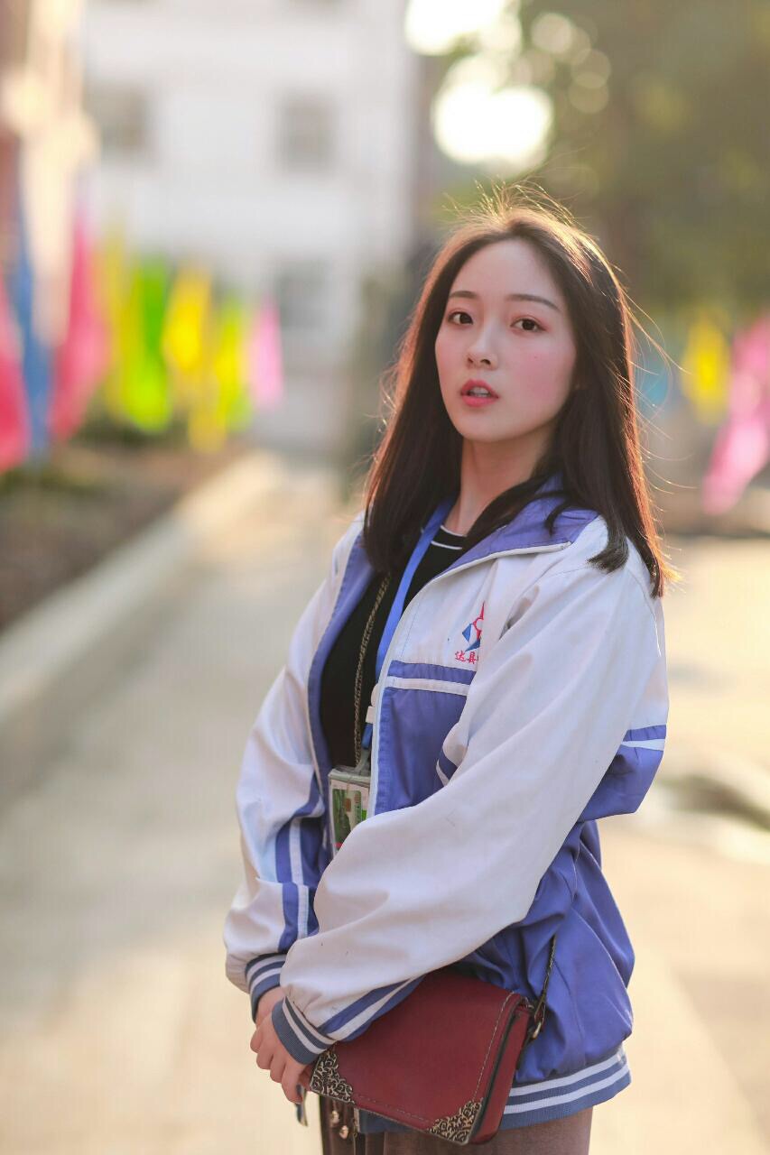 校花美女 年龄17 高三 来自四川达州 2018播表艺考生