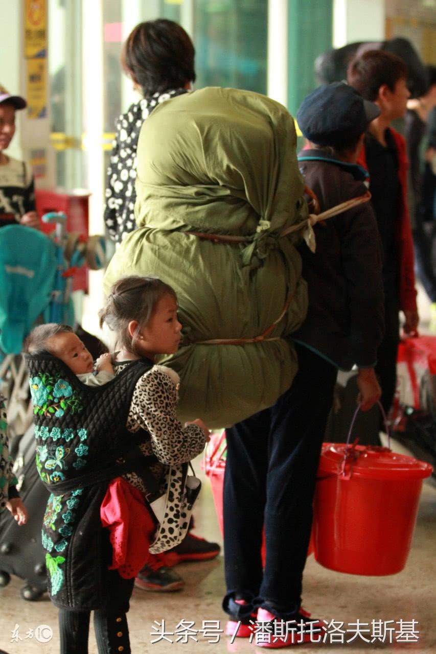 " "我背的是我的弟弟, 不累! "