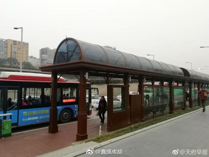 成都三环公交站台升级更加人性化啦鼓掌