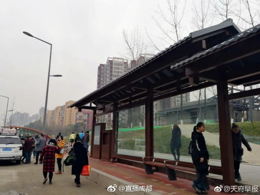 成都三环公交站台升级更加人性化啦鼓掌