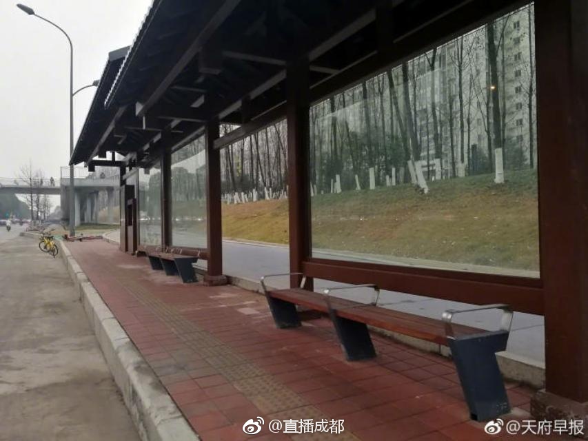 成都三环公交站台升级更加人性化啦鼓掌