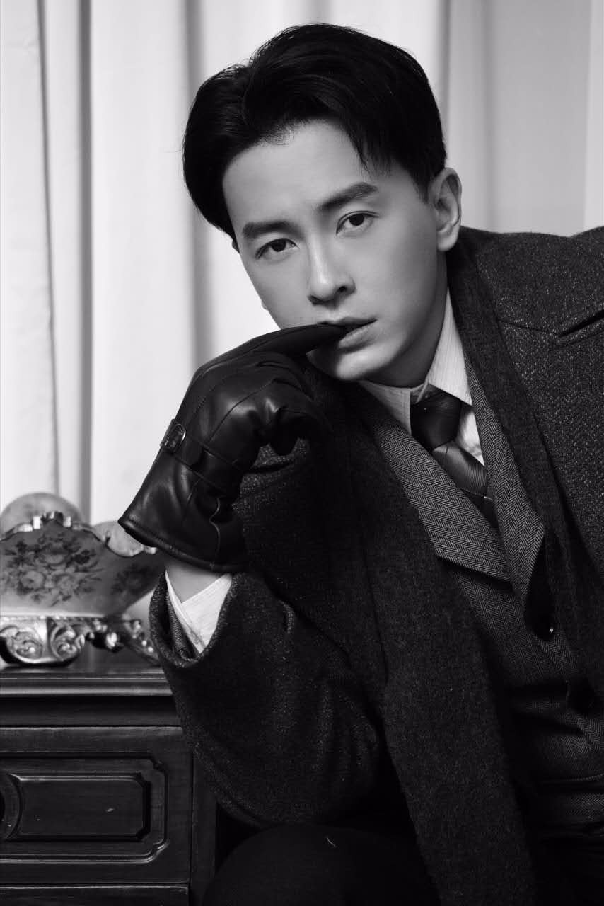 郑元畅饰沈世钧