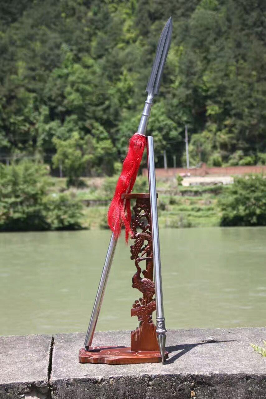 枪头似马项,两侧有弧形曲刃,枪头尾部宽大,枪尾有鐏,所谓丈八蛇矛枪