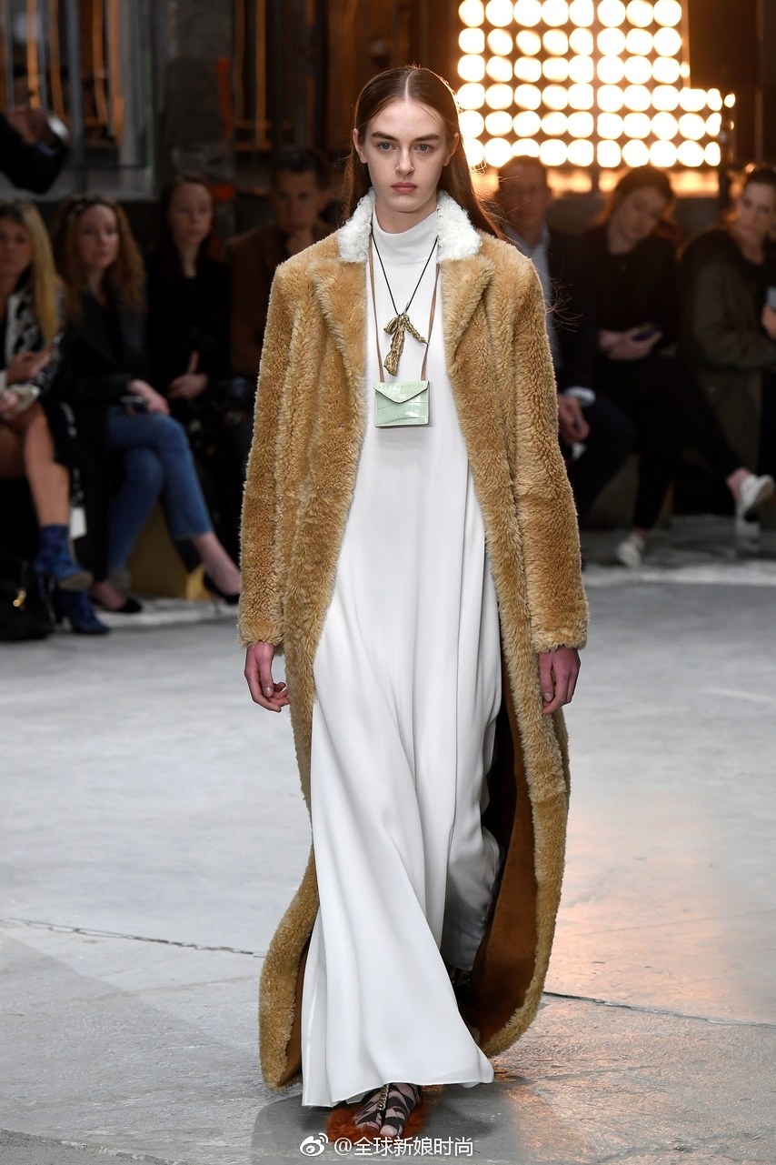 本季巴黎时装周上最具新娘气息的裙子