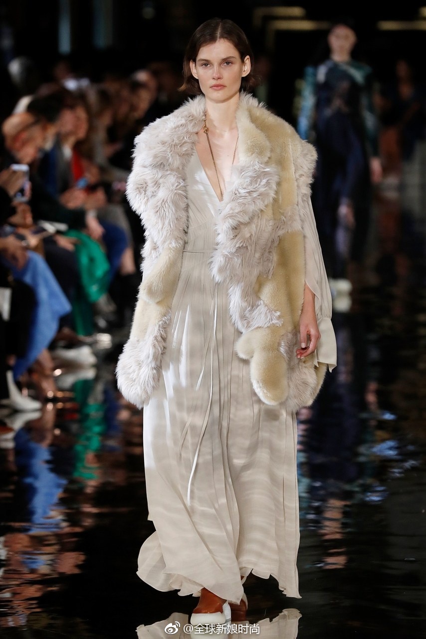 本季巴黎时装周上最具新娘气息的裙子