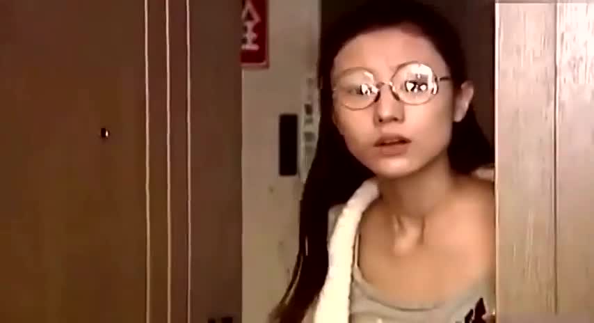 老公在别人家看见穿着性感的女人,满脑子坏心思