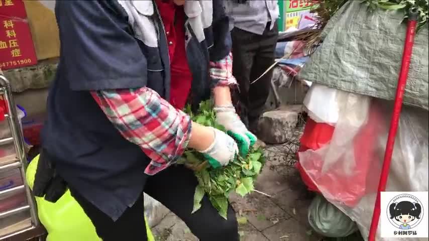 农村大姐告诉你用哪些草来洗澡,可以治疗水痘,洗了就好