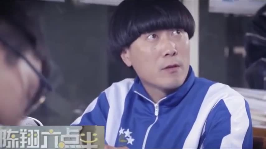 陈翔六点半:蘑菇头帮美女拿书!却不考虑自己比腿腿矮了那么多