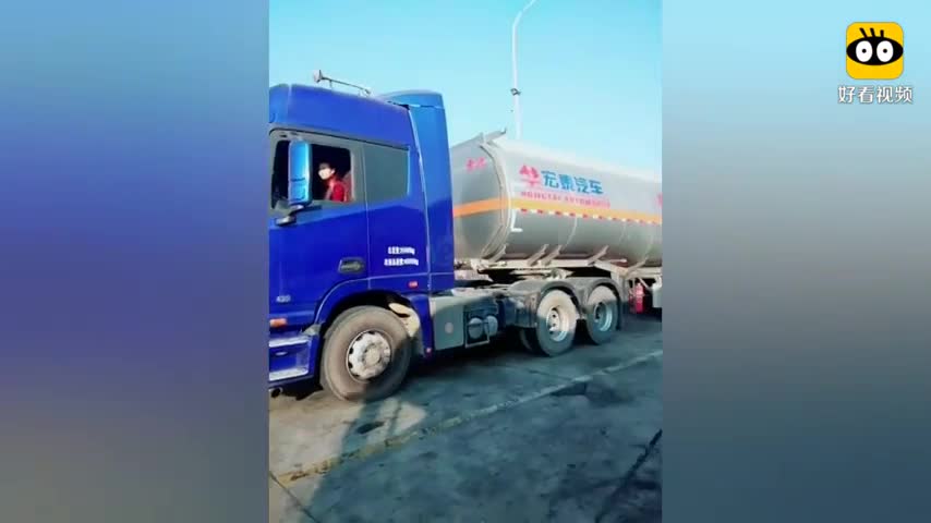 女司机开半挂车施展倒车神技,老公竟然说倒不