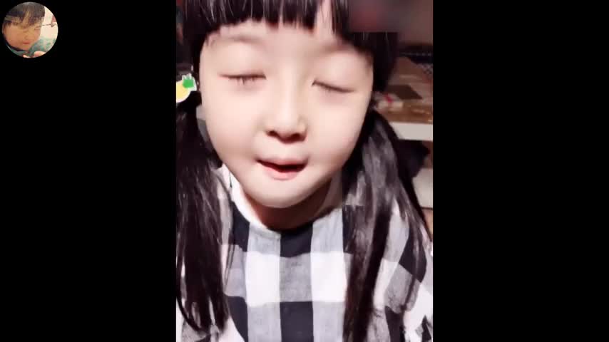 小姑娘不仅有一双水汪汪的大眼睛,还能做出各种表情包,萌化了!