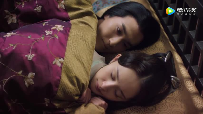 白浅缩墙角睡觉,夜华这个举动后便投怀送抱了!