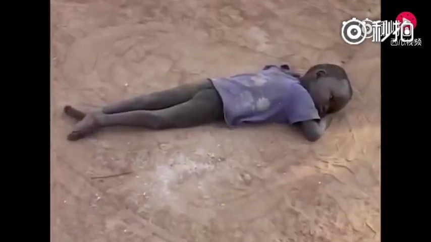 看到这些非洲贫困挨饿的孩子们,我们还有什么理由抱怨命运呢?